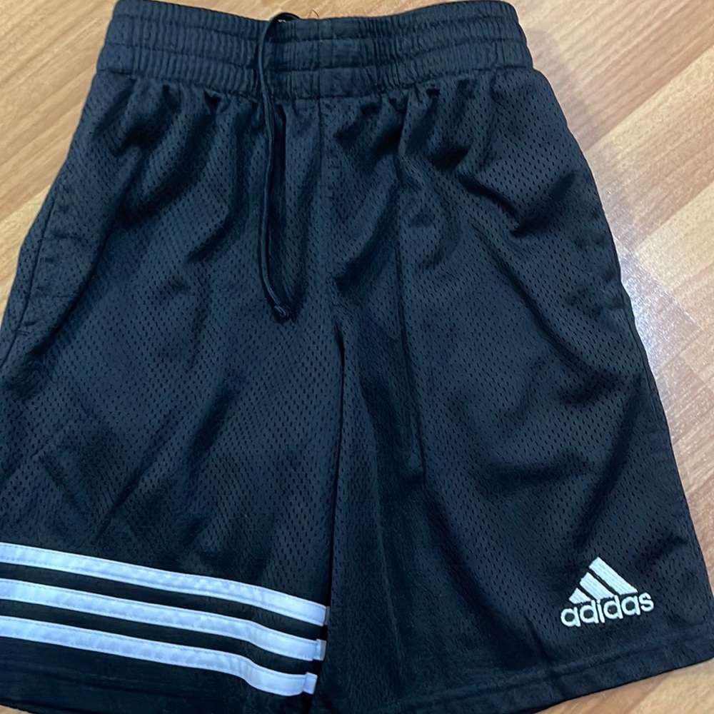 Adidas short boy size 8